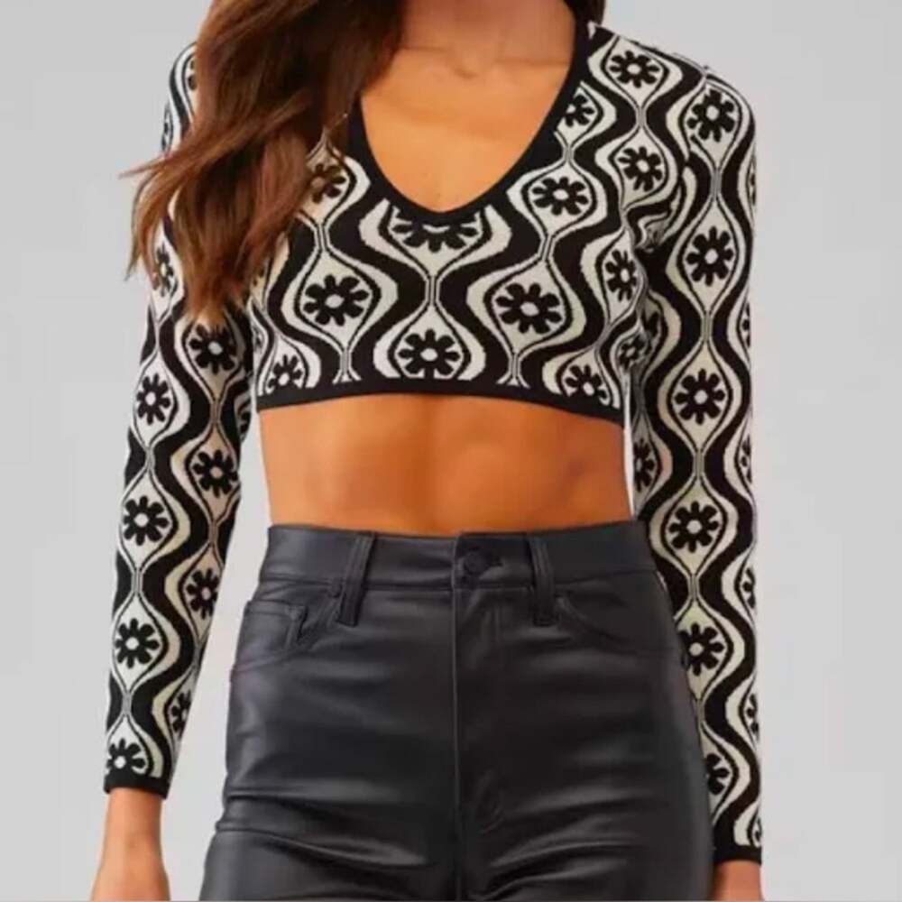 Finders Keepers Quinn Long Sleeve Cropped Knit Top NWT. Size XS